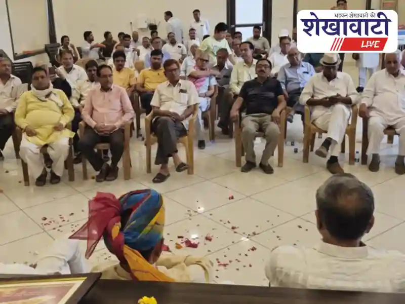 झुंझुनूं में डॉ. अंबेडकर सर्किल का नामकरण, विधायक राजेंद्र भाम्बू के साथ लोग
