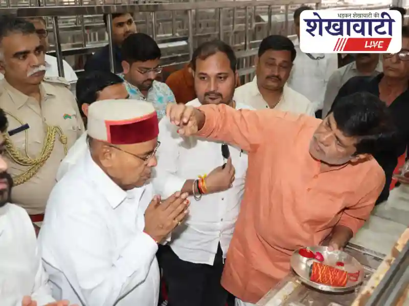 Karnataka Governor offers prayers at Khatushyamji temple in Sikar