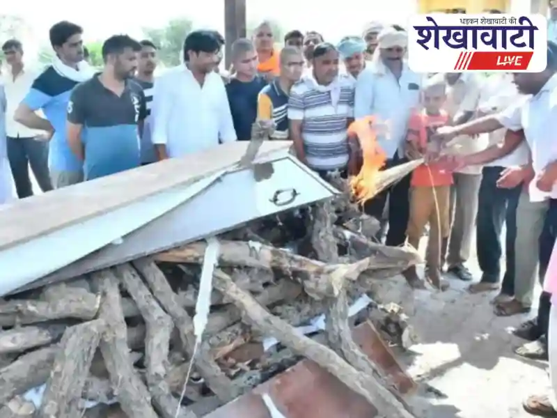 Son performs last rites of army martyr Narendra Sharma in Taranagar