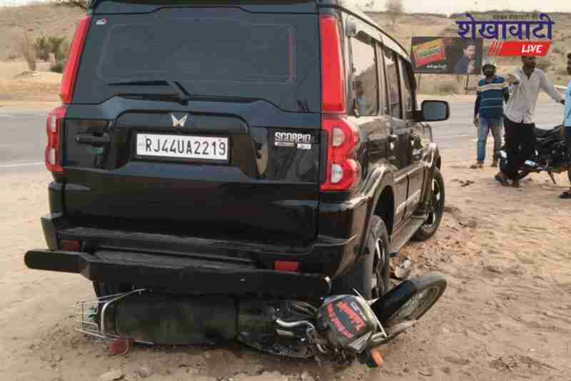 Accident on NH-11 Ratangarh injures two bike riders