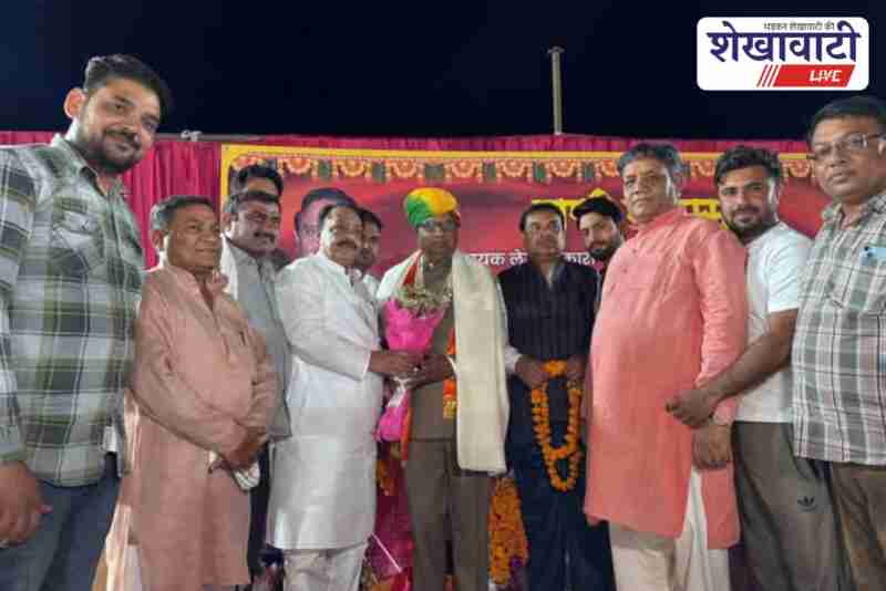 Safi Mohammad being honoured by community leaders in Ratangarh