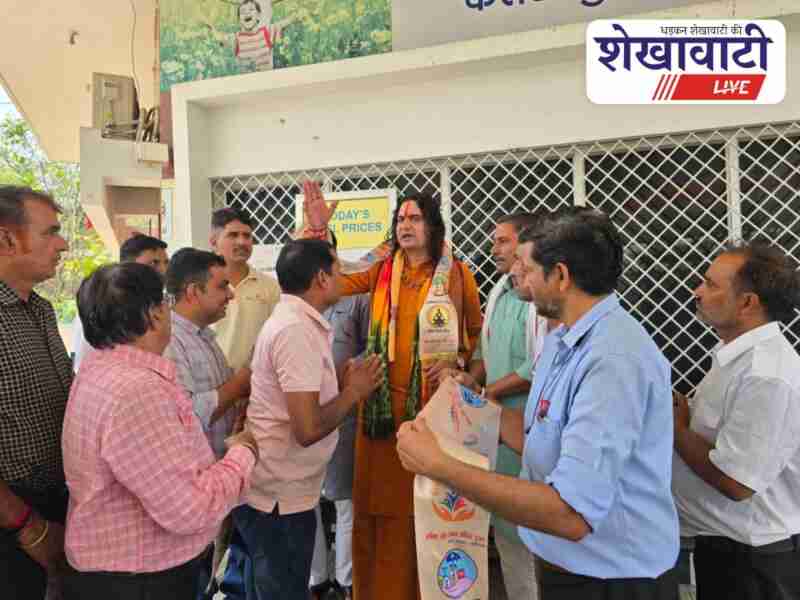 MLA Balmukundacharya welcomed with Ramcharitmanas in Laxmangarh