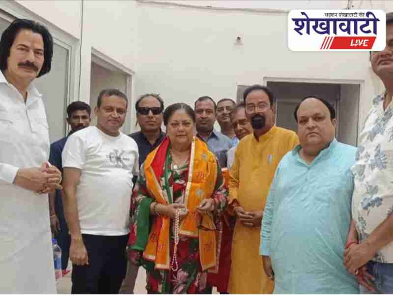 Vasundhara Raje receives floral welcome at Ratangarh highway hotel
