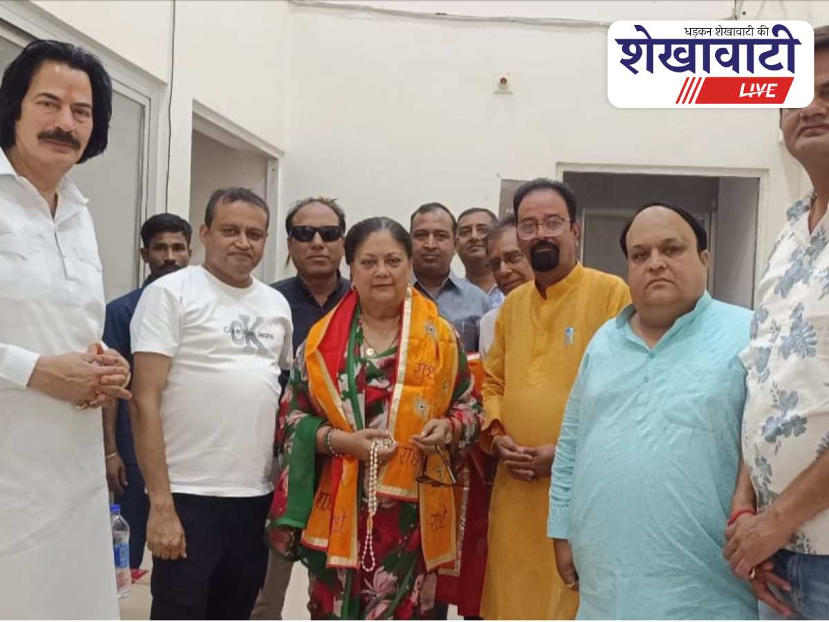 Vasundhara Raje receives floral welcome at Ratangarh highway hotel
