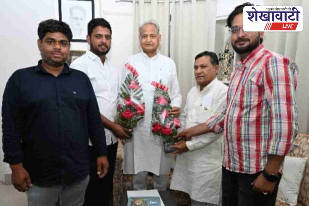 Ashok Gehlot meets Churu Congress workers, discusses local issues