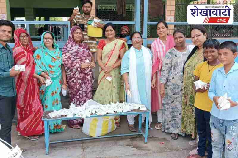 Vaishya Mahasammelan women distributing buttermilk at Ratangarh bus stand