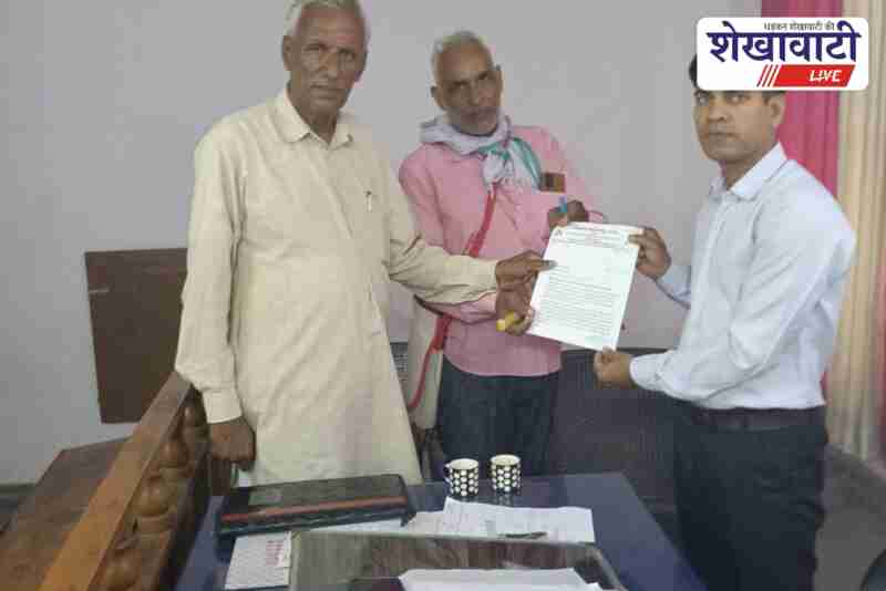 Labour union submitting memorandum in Chirawa for scholarship extension