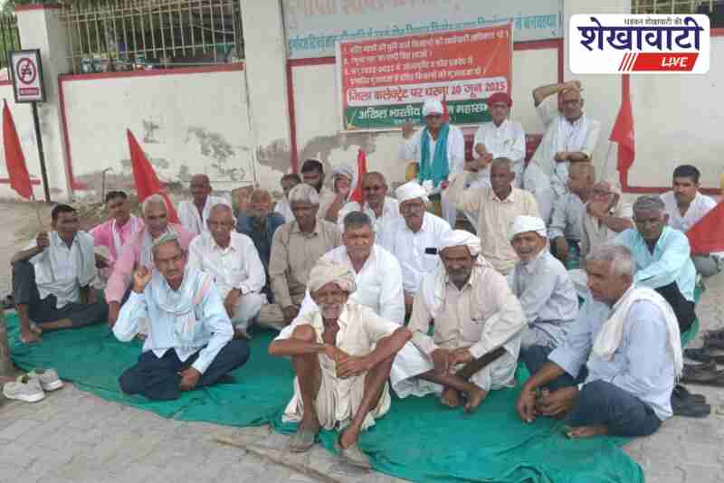 Farmers protest at Jhunjhunu collectorate demanding land and compensation