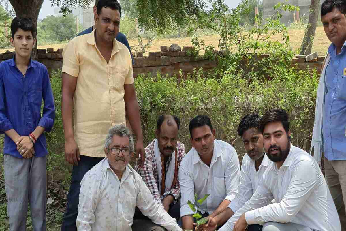 Congress workers plant 21 saplings in Ratangarh to celebrate Rahul Gandhi's birthday