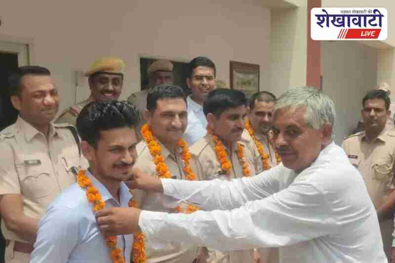 Sadulpur police team honoured by villagers after gang arrest