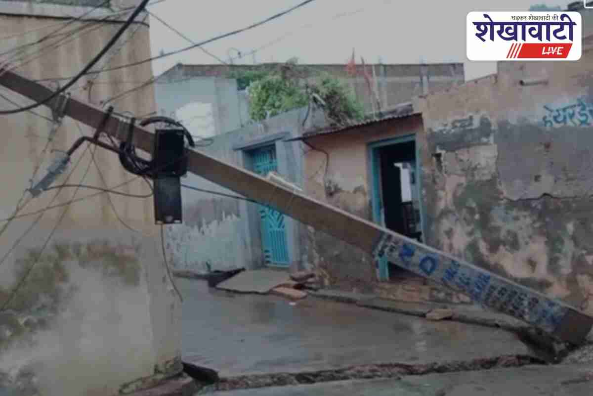 Electric pole falls in Churu, blackout and danger for residents