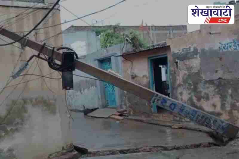 Electric pole falls in Churu, blackout and danger for residents