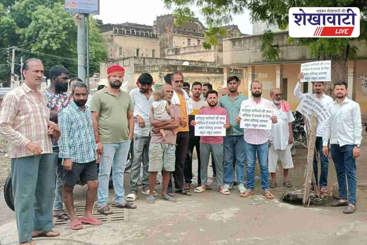 Fatehpur residents protest over broken sewer manhole near main road