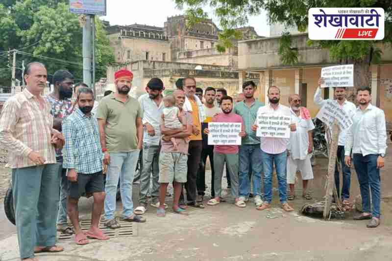 Fatehpur residents protest over broken sewer manhole near main road