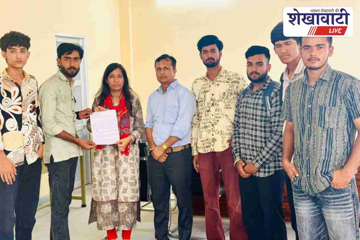 SFI students submit memorandum with five demands at Fatehpur college
