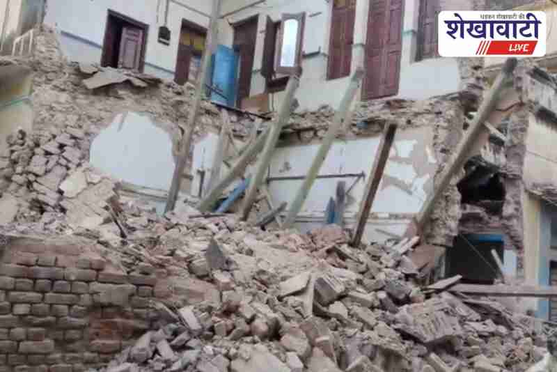 Old haveli collapsed in Sardarshahar near bus stand, road blocked