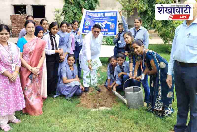 NSS students and leaders planting trees at New Rajasthan College
