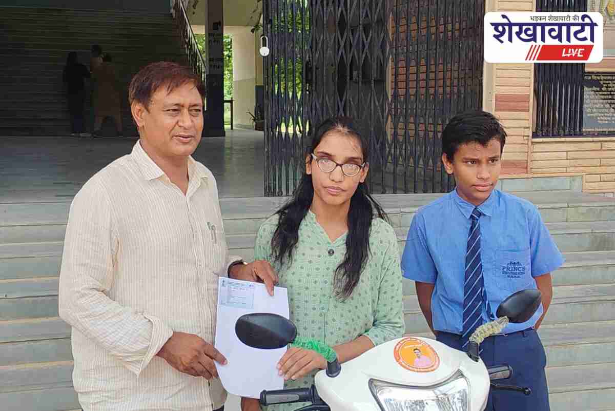 Ritu Choudhary receives scooty under Kalibai scheme in Singanor