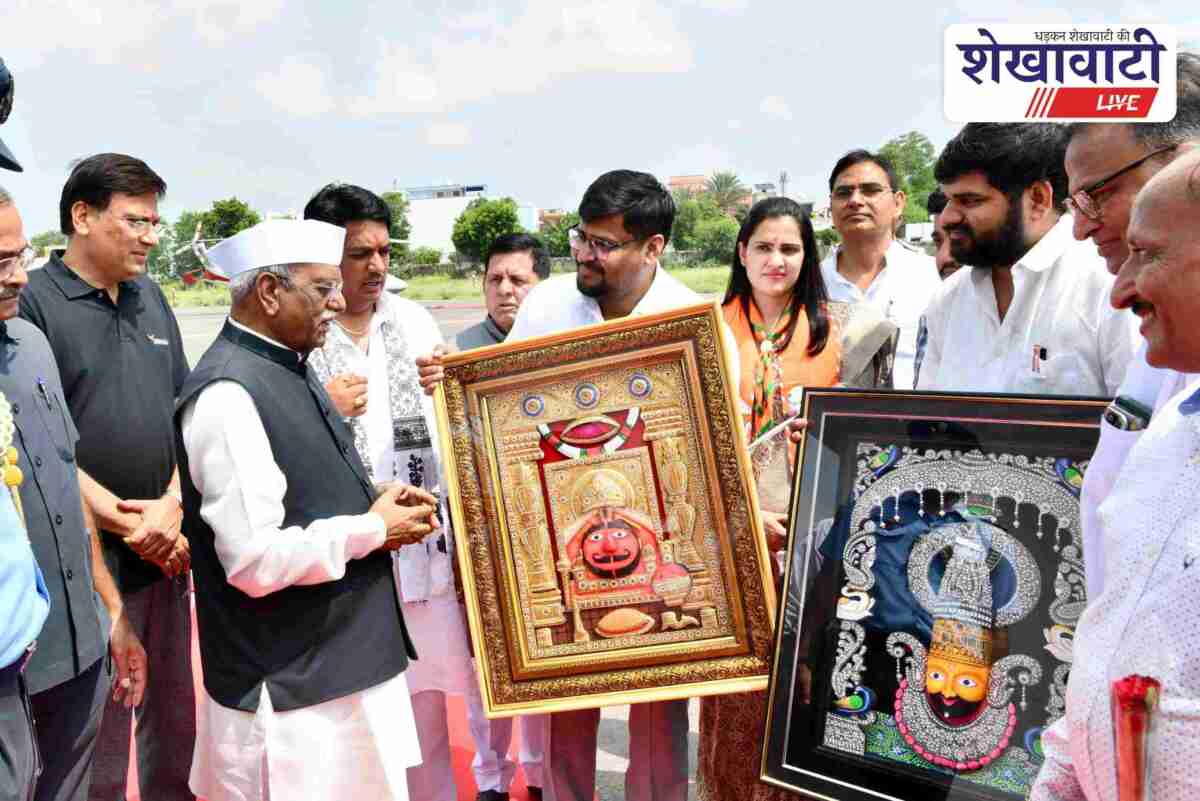 जेजेटी यूनिवर्सिटी के डिप्टी रजिस्ट्रार डॉ. अमन गुप्ता राज्यपाल हरिभाऊ किशन राव बागड़े का स्वागत करते हुए