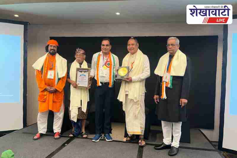 Dr. G.L. Kaler receiving Bharat Shiromani Award in Bali, Indonesia