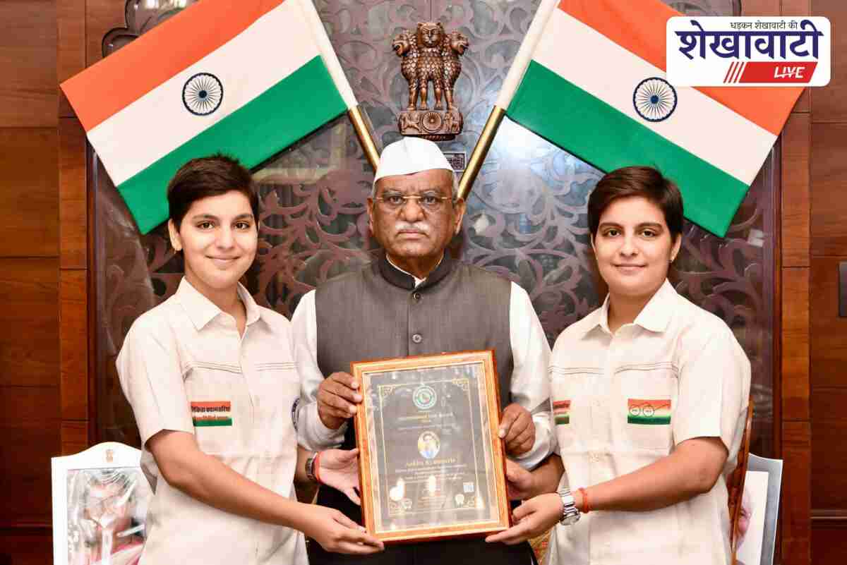 Governor Haribhau Bagde honours Ankita and Nikita Kyamsariya for Swachhata work