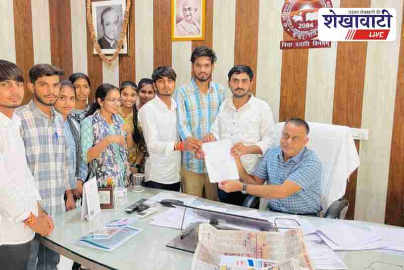 SFI student leaders submitting memorandum to principal at R.S. Morarka College Jhunjhunu