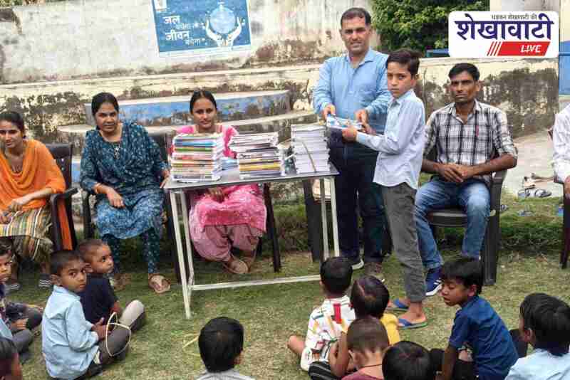 भामाशाह अमर सिंह किशनावत व मनीषा चारण विद्यार्थियों को शिक्षण सामग्री दान करते हुए