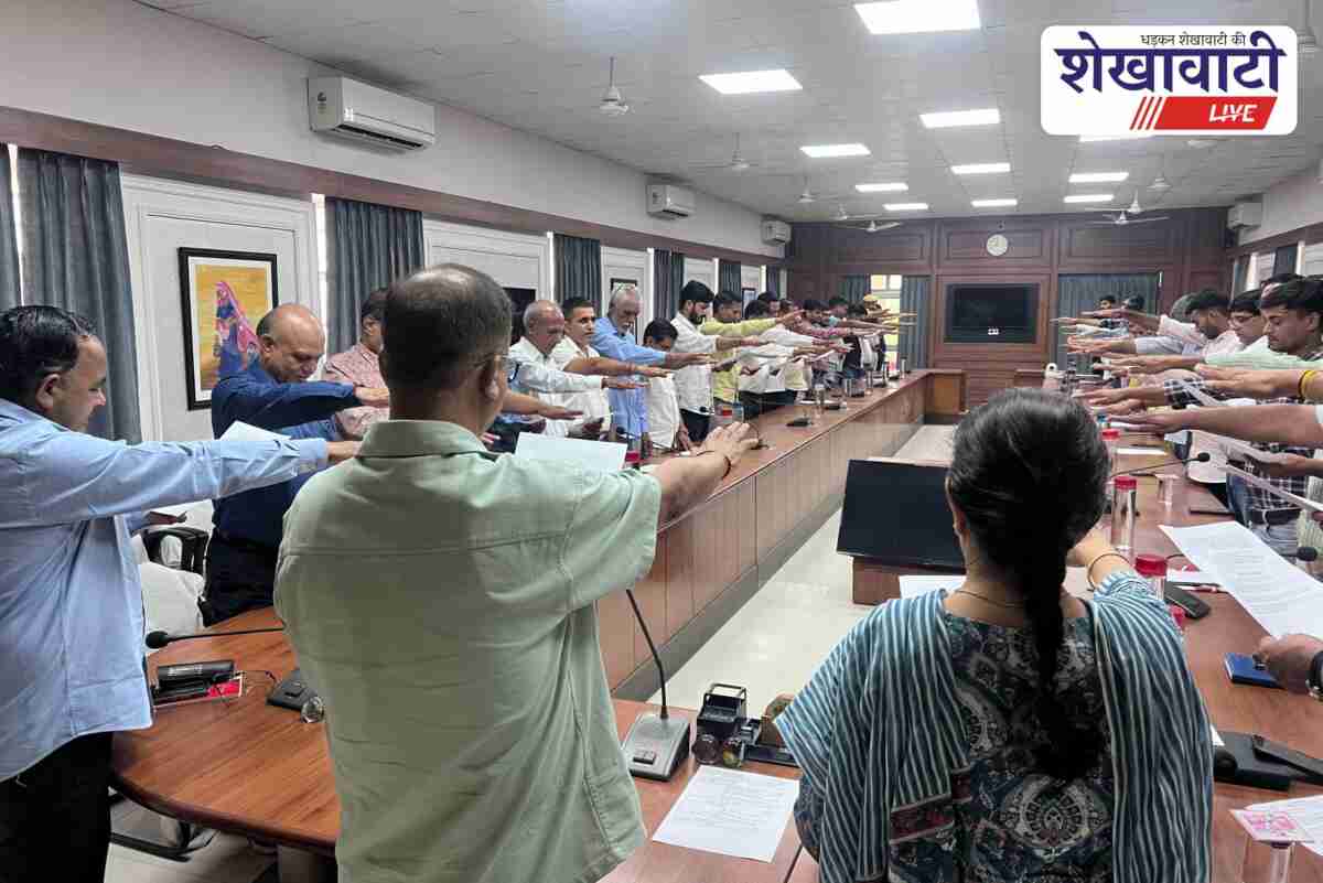 Sikar District Collector administering organ donation pledge under Jeevan Sanjeevani campaign