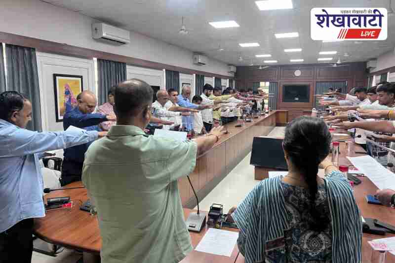 Sikar District Collector administering organ donation pledge under Jeevan Sanjeevani campaign