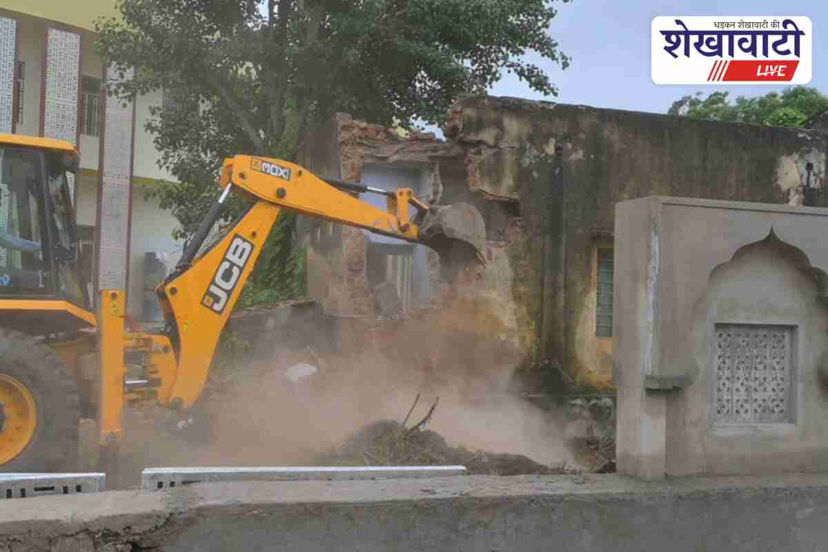 Demolition of old fire station building at Nehru Park by Sikar Municipal Council using JCB machine