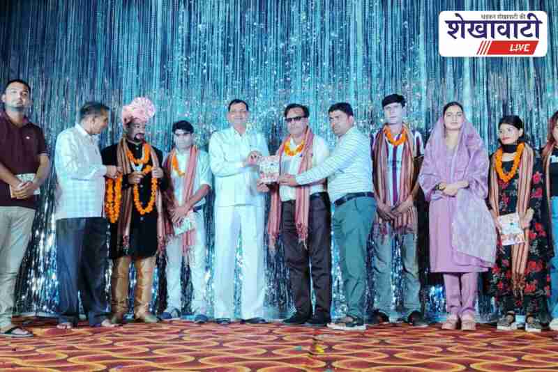 Magician SK Bhati honoured with team after Surajgarh magic show