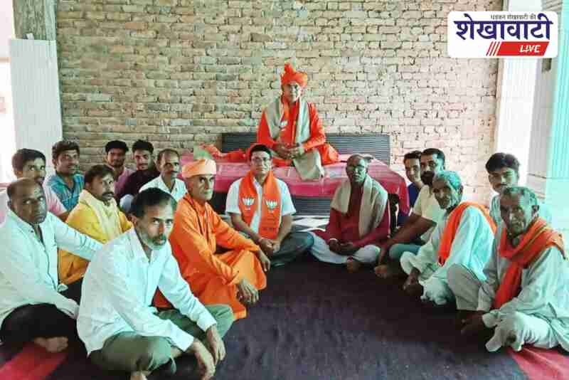 BJP leader Pyarelal Dhukia takes blessings from saints at Tai Math
