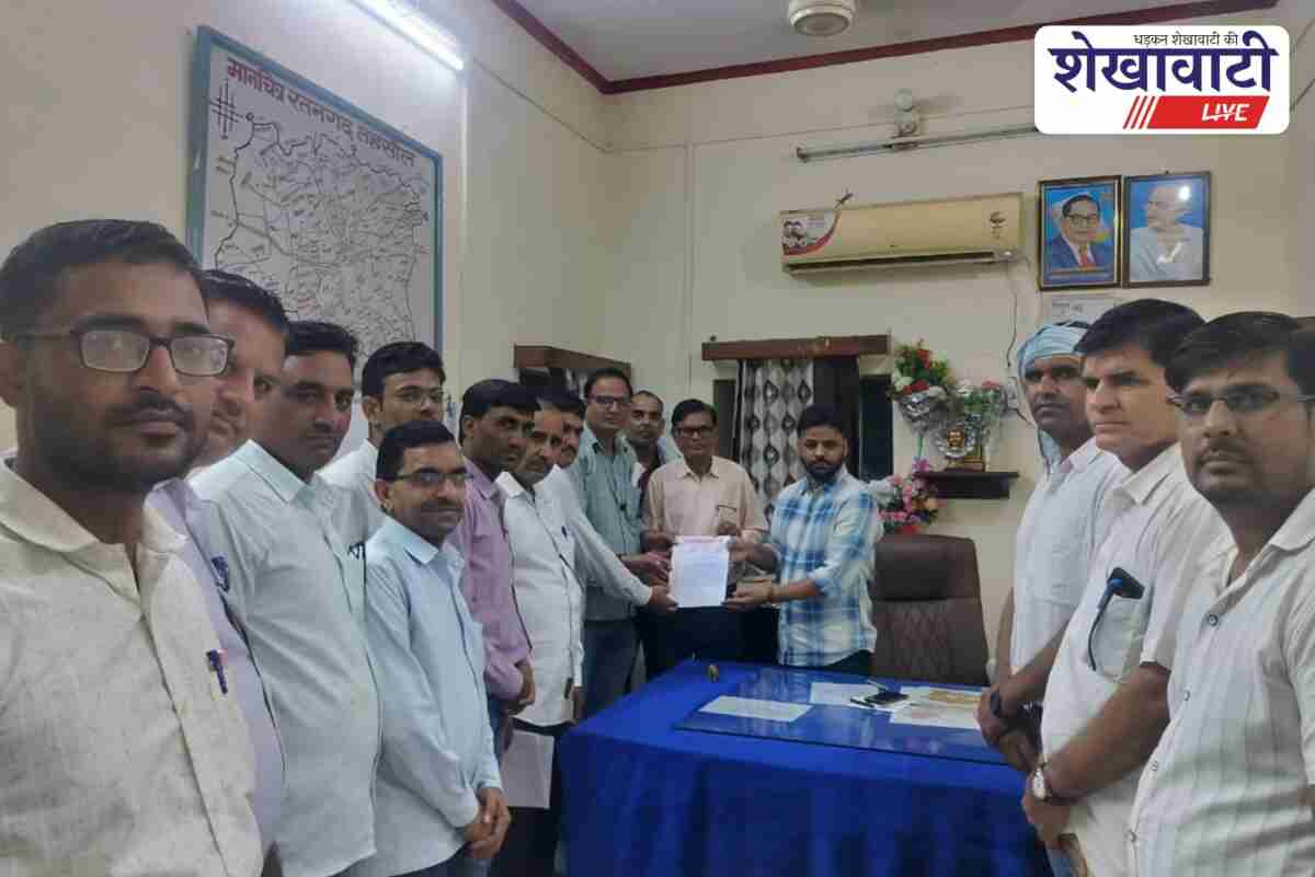 Teachers protest in Ratangarh against Rajgarh SDM, memorandum submitted