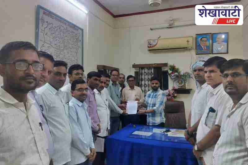 Teachers protest in Ratangarh against Rajgarh SDM, memorandum submitted