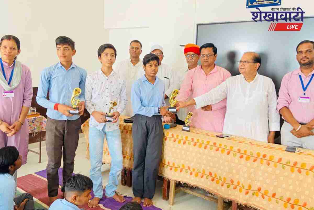 Students awarded at Anuvrat Creativity Contest 2025 in Ratangarh school