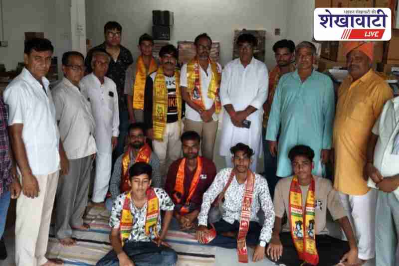 BJP leaders welcoming Kawad pilgrims returning from Haridwar in Ratangarh