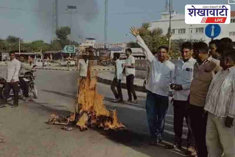 Truck union members burn CM effigy during highway protest in Ratangarh
