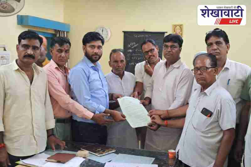 BJP workers submit memorandum on water supply issues in Ratangarh