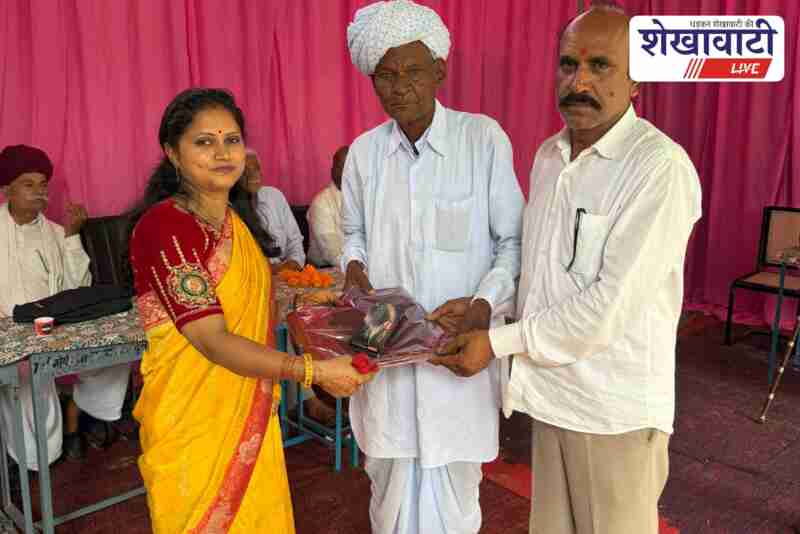 Kakarana villagers donate 4 lakh and honor students with medals