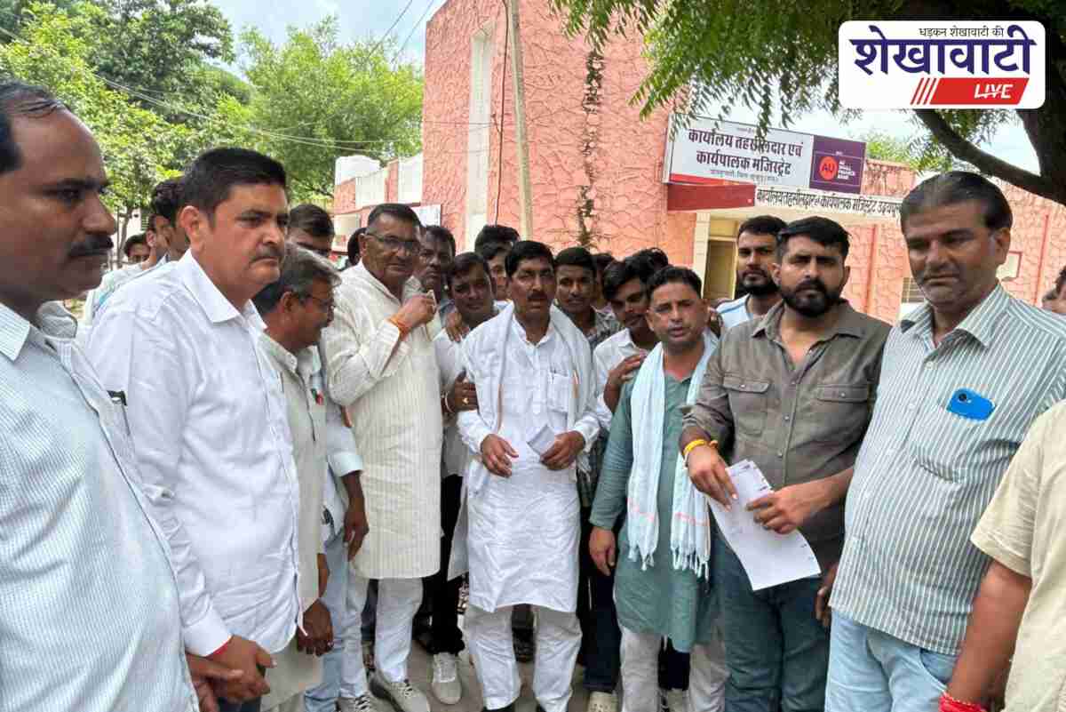 Congress workers submit memorandum to CM via SDM in Udaipurwati protest