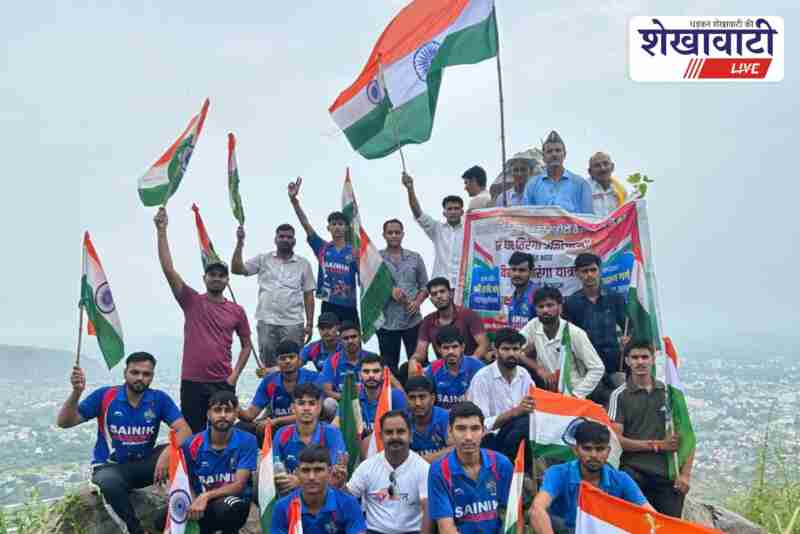 Volunteers hoist massive tricolor atop Nehra Hill in Jhunjhunu