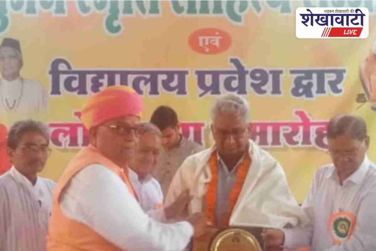 Sawan Singh Malawat receiving Suman Smriti Sahitya Samman in Jhunjhunu