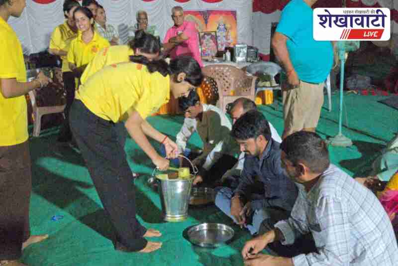 Devotees enjoy desi food at Shobhavati bhandara during Malakhet Baba Parikrama
