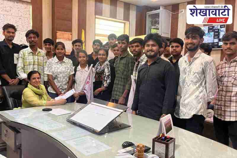 SFI students submitting memorandum to college principal in Jhunjhunu demanding renovation of government school buildings