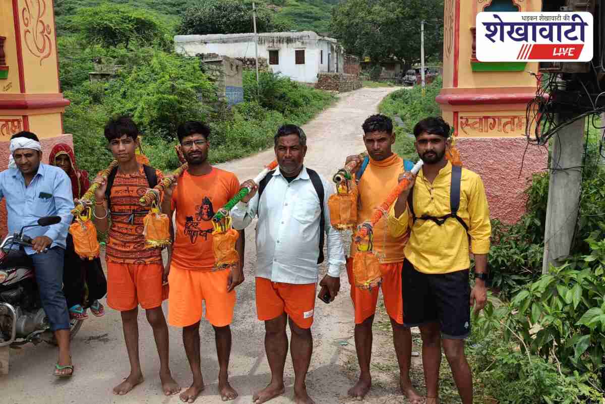 Shiv bhakts from Gulabpura Kakarana carrying Kawad from Kadam Kund Chapoli for Jalabhishek