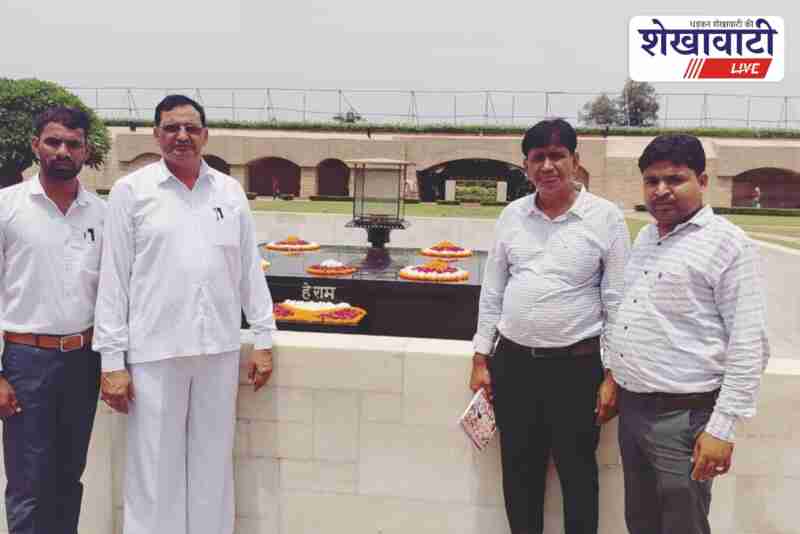 Dharampal Gandhi pays floral tribute at Rajghat on Quit India Day