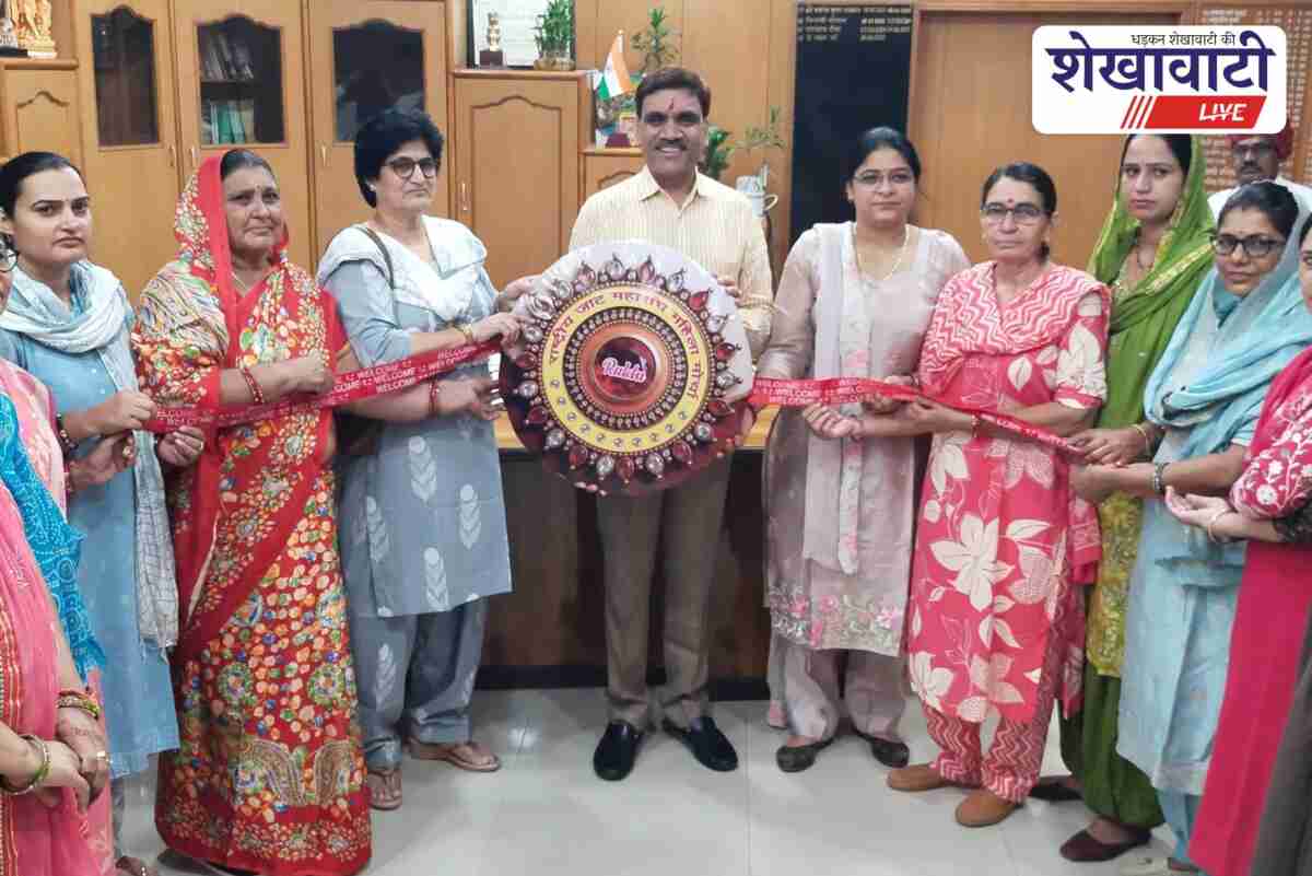 Women wing members tying rakhi to Jhunjhunu collector Arun Garg