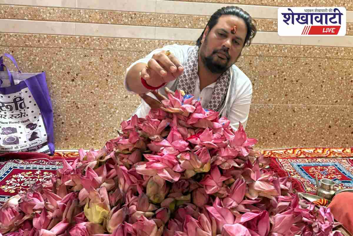 Devotees perform Shiv Abhishek with 1100 lotus flowers in Ratangarh