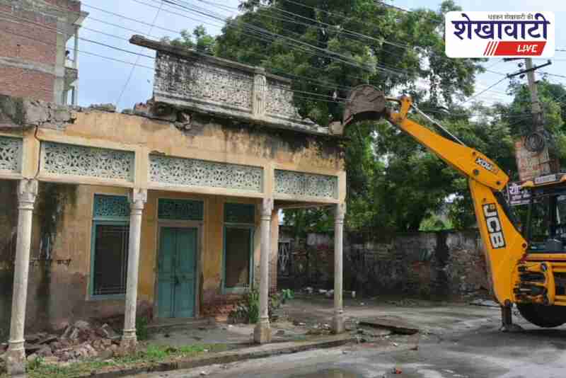 Sikar municipal team demolishes dangerous haveli for public safety