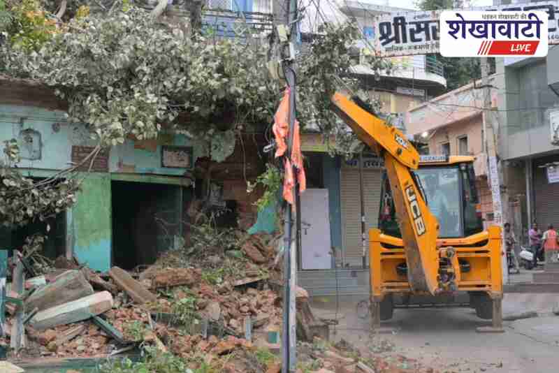 Municipal team demolishing old dangerous building in Sikar Subhash Chowk